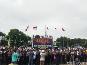 Video: Tak Bisa ke Istana, Massa Aksi 411 Berzikir di Kawasan Patung Kuda Video: Tak Bisa ke Istana, Massa Aksi 411 Berzikir di Kawasan Patung Kuda