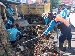 Pemkot Denpasar Keruk Sampah di Got-Sungai untuk Cegah Banjir Pemkot Denpasar Keruk Sampah di Got-Sungai untuk Cegah Banjir