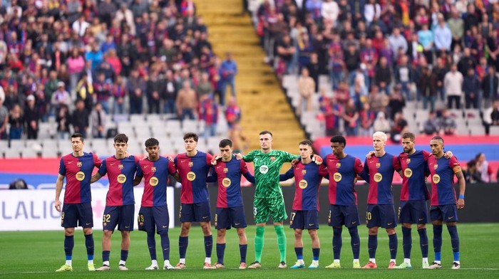 BARCELONA, SPAIN - NOVEMBER 03: Players of FC Barcelona observe a minute of silence in memory of the victims of the Flooding Disaster in Spain prior to the La Liga EA Sports match between FC Barcelona and RCD Espanyol at Estadi Olimpic Lluis Companys on November 03, 2024 in Barcelona, Spain. (Photo by Pedro Salado/Getty Images)