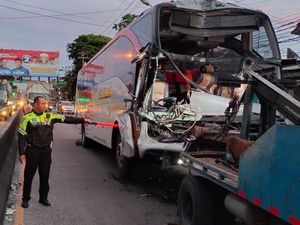 Bus Eka Seruduk Truk Kontainer di Semarang, Sopir Luka Bus Eka Seruduk Truk Kontainer di Semarang, Sopir Luka