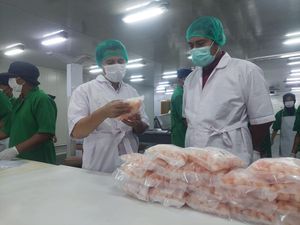 Kunjungi Pabrik Ekspor Seafood Sidoarjo, Ini Pujian Cawagub Emil Dardak