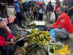 Disapa Danny, Pedagang di Pasar Rakyat Bone-Bone Curhat Kurang Pembeli