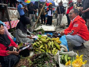Disapa Danny, Pedagang di Pasar Rakyat Bone-Bone Curhat Kurang Pembeli Disapa Danny, Pedagang di Pasar Rakyat Bone-Bone Curhat Kurang Pembeli