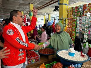 Danny Kunjungi Pasar Sentral Masamba, Disapa Emak-emak Santai Main Domino