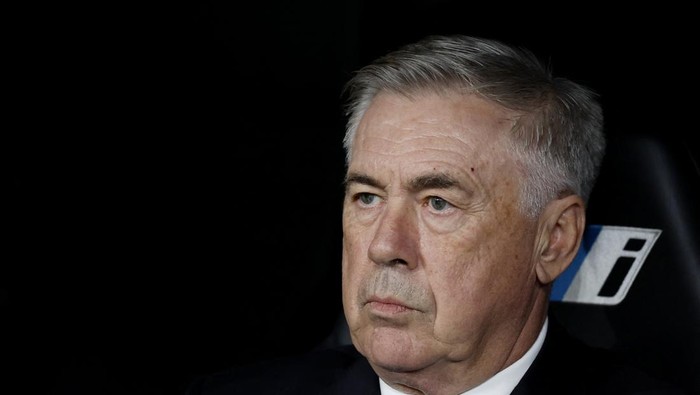Soccer Football - LaLiga - Real Madrid v FC Barcelona - Santiago Bernabeu, Madrid, Spain - October 26, 2024 Real Madrid coach Carlo Ancelotti looks on REUTERS/Juan Medina