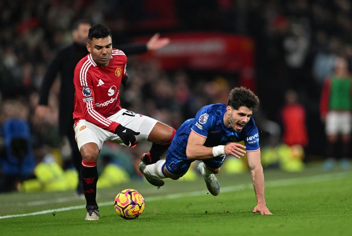 casemiro pedro neto manchester united vs chelsea man united vs chelsea mu vs chelsea man utd vs chelsea liga inggris premier league MANCHESTER, ENGLAND - NOVEMBER 03: Pedro Neto of Chelsea is challenged by Casemiro of Manchester United during the Premier League match between Manchester United FC and Chelsea FC at Old Trafford on November 03, 2024 in Manchester, England. (Photo by Darren Walsh/Chelsea FC via Getty Images)