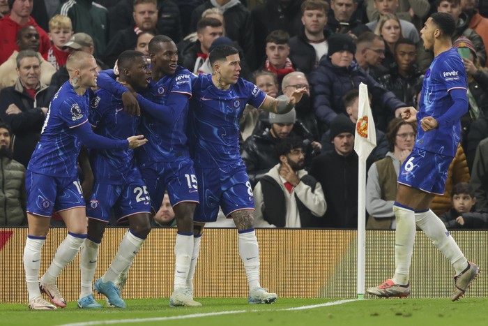 Chelseas Moises Caicedo, second left, celebrates after scoring his sides opening goal during the Premier League soccer match between Manchester United and Chelsea at Old Trafford stadium in Manchester, England, Sunday, Nov. 3, 2024. (AP Photo/Ian Hodgson)