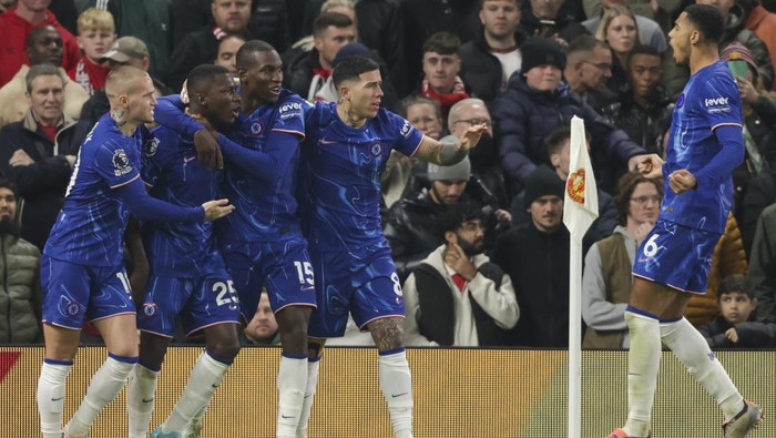 Chelseas Moises Caicedo, second left, celebrates after scoring his sides opening goal during the Premier League soccer match between Manchester United and Chelsea at Old Trafford stadium in Manchester, England, Sunday, Nov. 3, 2024. (AP Photo/Ian Hodgson)