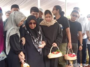 Isak Tangis Keluarga dan Sahabat Iringi Pemakaman Dina Mariana