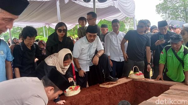 Suasana Haru di Pemakaman Dina Mariana
