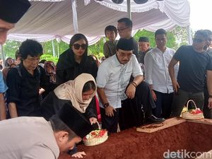 Suasana Haru di Pemakaman Dina Mariana