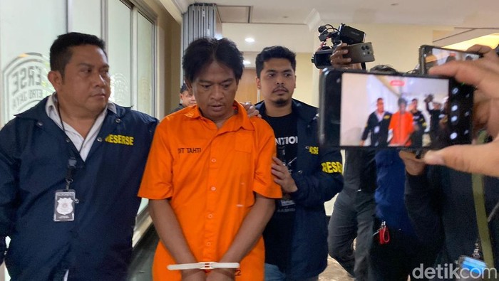 Fauzan Fahmi, pemutilasi perempuan di Muara Baru sekarang berbaju tahanan dan tangan diikat kabel ties. Fauzan Fahmi, pemutilasi perempuan di Muara Baru sekarang berbaju tahanan dan tangan diikat kabel ties.