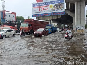 Pettarani Depan BKKBN Makassar Tergenang Usai Hujan Deras, Banyak Motor Mogok