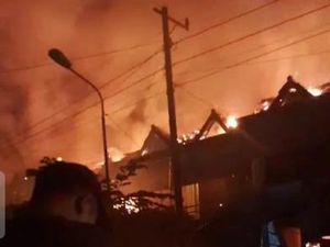 Pasar Karanggede Boyolali Terbakar, Pagi Ini Damkar Lakukan Pendinginan Pasar Karanggede Boyolali Terbakar, Pagi Ini Damkar Lakukan Pendinginan