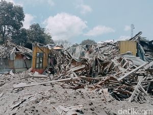 Hujan Pasir-Kerikil Lahar Erupsi Gunung Lewotobi Porak-porandakan Permukiman Hujan Pasir-Kerikil Lahar Erupsi Gunung Lewotobi Porak-porandakan Permukiman