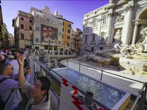 Walau Jelek, Kolam Plastik Trevi Fountain Dijamin Tetap Cuan
