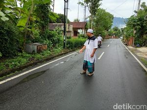 Viral Mobil Seruduk Motor hingga Terseret Puluhan Meter di Borobudur