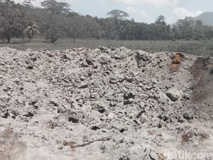 Erupsi Luar Biasa Gunung Lewotobi, Banyak Lubang Menganga di Permukiman Erupsi Luar Biasa Gunung Lewotobi, Banyak Lubang Menganga di Permukiman