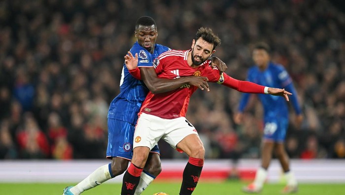 MANCHESTER, ENGLAND - NOVEMBER 03: Bruno Fernandes of Manchester United is challenged by wMoises Caicedo of Chelsea during the Premier League match between Manchester United FC and Chelsea FC at Old Trafford on November 03, 2024 in Manchester, England. (Photo by Michael Regan/Getty Images)