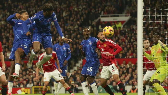 Chelseas Noni Madueke, second left, fails to score during the Premier League soccer match between Manchester United and Chelsea at Old Trafford stadium in Manchester, England, Sunday, Nov. 3, 2024. (AP Photo/Ian Hodgson)