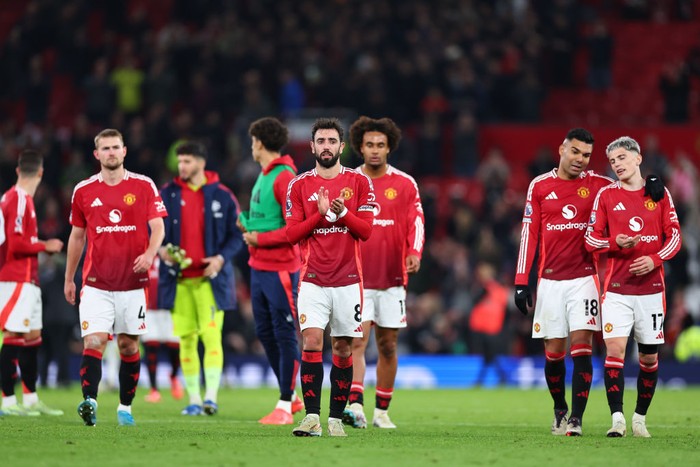 MANCHESTER, ENGLAND - NOVEMBER 3: Dejected players of Manchester United at full time during the Premier League match between Manchester United FC and Chelsea FC at Old Trafford on November 3, 2024 in Manchester, England. (Photo by Robbie Jay Barratt - AMA/Getty Images)