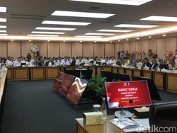 Menteri Hukum Supratman Rapat Kerja Perdana dengan Komisi XIII