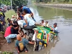 Viral Mobil Dora Ditumpangi 17 Emak-emak Nyemplung ke Irigasi
