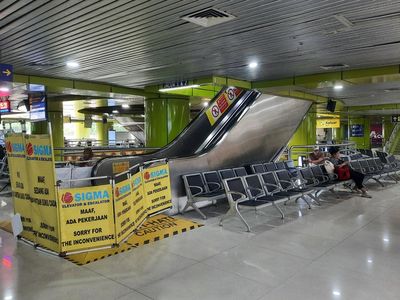 Mohon Maaf! Eskalator Stasiun Gambir Tak Bisa Dipakai Gara-gara Ini