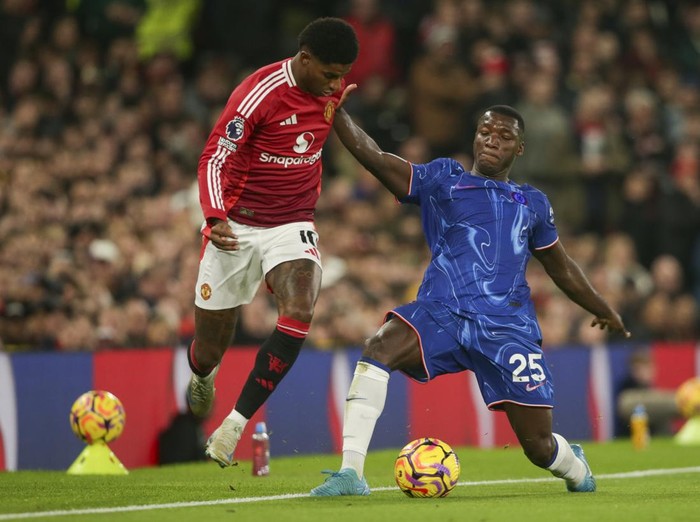 Manchester Uniteds Marcus Rashford, left, is challenged by Chelseas Moises Caicedo during the Premier League soccer match between Manchester United and Chelsea at Old Trafford stadium in Manchester, England, Sunday, Nov. 3, 2024. (AP Photo/Ian Hodgson)
