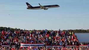 Momen Jet Pribadi Trump Melintas di Atas Kumpulan Pendukungnya