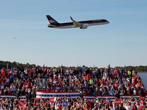 Momen Jet Pribadi Trump Melintas di Atas Kumpulan Pendukungnya Momen Jet Pribadi Trump Melintas di Atas Kumpulan Pendukungnya