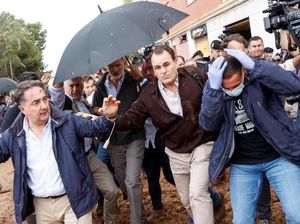 Video: Momen Raja Spanyol Dilempari Telur saat Tinjau Korban Banjir Valencia Video: Momen Raja Spanyol Dilempari Telur saat Tinjau Korban Banjir Valencia