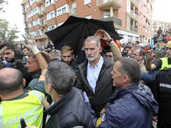 Raja Spanyol Felipe Dilempari Telur Saat Kunjungi Korban Banjir