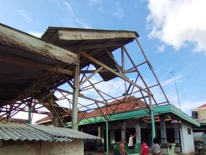 Angin Kencang Terjang Pamekasan Lagi, 2 Warga Dilaporkan Luka Angin Kencang Terjang Pamekasan Lagi, 2 Warga Dilaporkan Luka