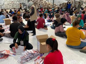 Ibu-ibu Sortir-Lipat Surat Suara di KPU Semarang: Enak, Ada Penghasilan Ibu-ibu Sortir-Lipat Surat Suara di KPU Semarang: Enak, Ada Penghasilan