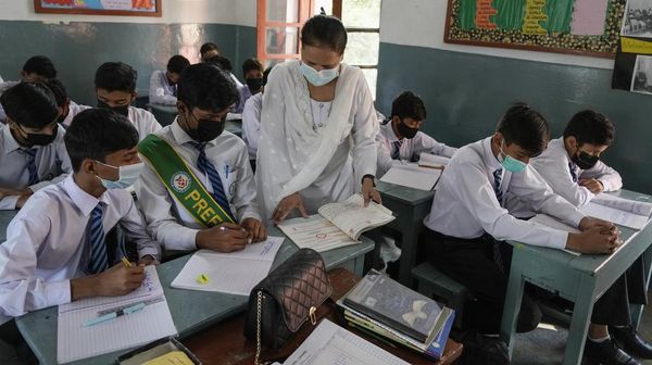 Polusi Udara Pakistan Mengerikan, Siswa-Guru Wajib Pakai Masker