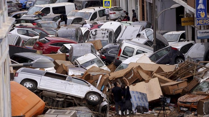 Vehicles are seen piled up after being swept away by floods in Valencia, Spain, Thursday, Oct. 31, 2024. (AP Photo/Alberto Saiz)
