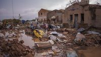 Porak Poranda Spanyol Diterjang Banjir Bandang
