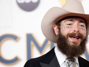 Post Malone Kejutkan Pelayan Restoran Beri Uang Tip Rp 47 Juta Post Malone Kejutkan Pelayan Restoran Beri Uang Tip Rp 47 Juta