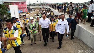 Potret AHY Tinjau Tanggul Laut Jakarta