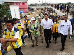 Blusukan ke Muara Baru, AHY: Tanggul Laut Bisa Selamatkan 20.000 Keluarga