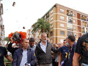 Kemarahan Korban Banjir Dashyat hingga Lempar Lumpur ke Raja Spanyol Kemarahan Korban Banjir Dashyat hingga Lempar Lumpur ke Raja Spanyol