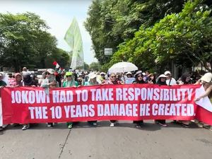 Video: Massa Aksi 411 Bergerak dari Istiqlal ke Istana Merdeka Video: Massa Aksi 411 Bergerak dari Istiqlal ke Istana Merdeka