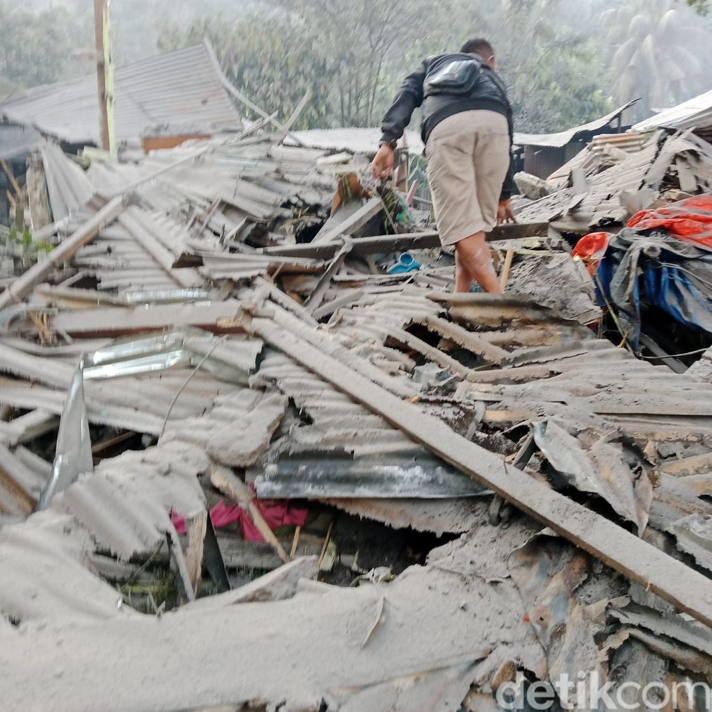 Seorang warga menyisir puing rumah yang rusak akibat erupsi Gunung Lewotobi Laki-laki di Flores Timur, NTT, Senin (4/11/2024).