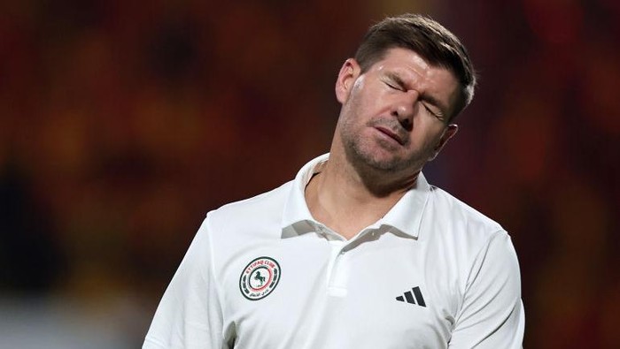 AD DAMMAM, SAUDI ARABIA - NOVEMBER 02: Steven Gerrard, Head Coach of Al-Ettifaq FC, reacts during the Saudi Pro League match between Al-Ettifaq and Al-Qadsiah at Al Ettifaq Stadium on November 02, 2024 in Ad Dammam, Saudi Arabia. (Photo by Yasser Bakhsh/Getty Images)
