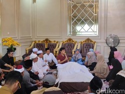 Ustaz Solihin Dikebumikan di Makam Pangkalan Gelebak, Samping Ustaz Taufik