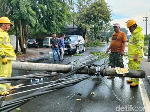 6 Tiang Listrik di Sidoarjo Roboh Disapu Angin Kencang