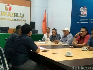 Tim Riswadi-Amin Lapor Bawaslu Buntut Viral Pendataan Catut KPU Pekalongan Tim Riswadi-Amin Lapor Bawaslu Buntut Viral Pendataan Catut KPU Pekalongan