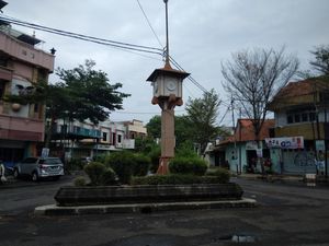 Cerita Jam Rusak Abadi di Tugu Jalan Bahagia Cirebon Cerita Jam Rusak Abadi di Tugu Jalan Bahagia Cirebon