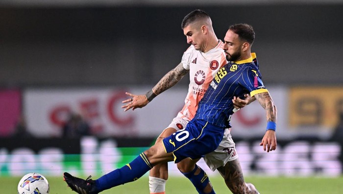VERONA, ITALY - NOVEMBER 03: Gianluca Mancini of AS Roma competes for the ball with Grigoris Kastanos of Hellas Verona during the Serie A match between Verona and AS Roma at Stadio Marcantonio Bentegodi on November 03, 2024 in Verona, Italy. (Photo by Alessandro Sabattini/Getty Images)